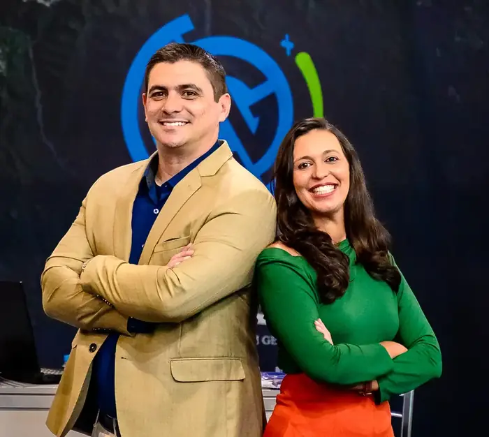 Anderson Medeiros, fundador e instrutor da ClickGeo, ao lado de Julie